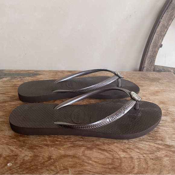 HAVAIANAS Flip Flops Embellished W/Crystal Hearts on Each Sandal 37-38 Preowned - Picture 9 of 12